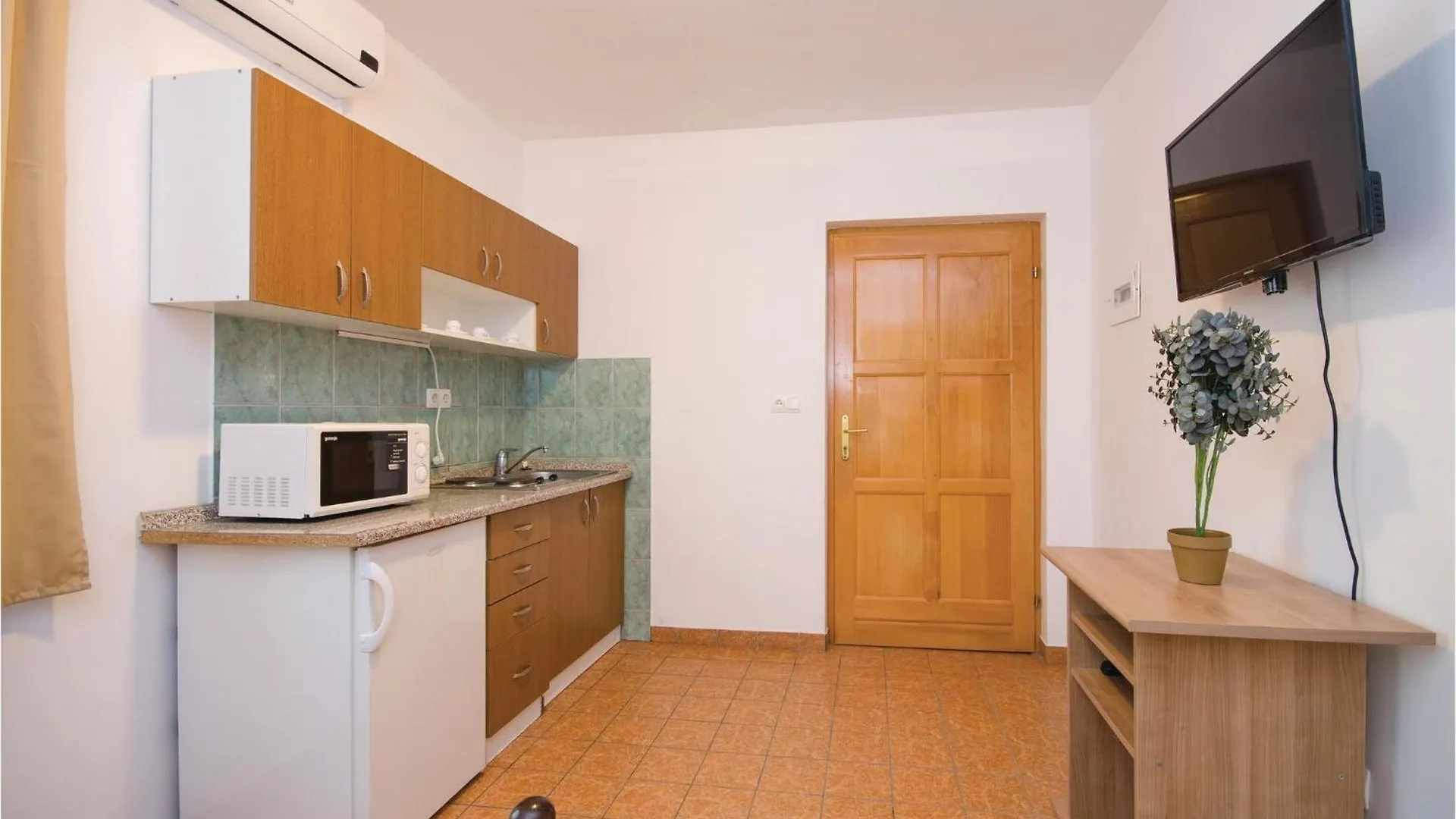 Beautiful Apartment In Okrug Gornji With Wifi Trogir